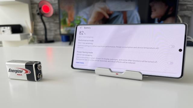 <b>Honor 70: Baterie-campion în mica nişă Snapdragon 778G+</b>Honor 70 vine cu o baterie leita cu a lui Honor 60: tot 4800 mAh şi tot încărcare la 66W. Măcar e upgrade de la bateria de 4300 mAh de pe Honor 50. Pe hârtie ni se promite că ajungem la 60% baterie după o încărcare de 20 de minute. Are şi încărcare