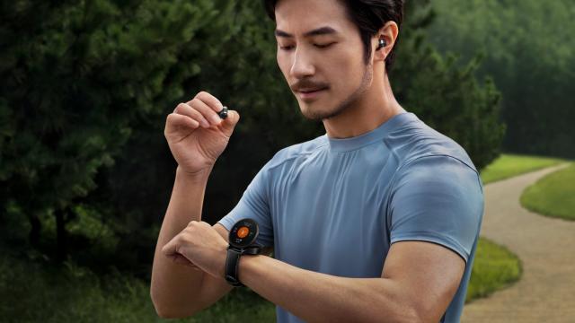 <b>Huawei a lansat Watch Buds, ceas cu ecran AMOLED și căşti wireless integrate în corp</b>După câteva teasere şi scăpări, Huawei a lansat astăzi Watch Buds, adică un ceas care are căşti wireless la interiorul său. Deocamdată produsul a debutat în China şi avem aici un hibrid între smartwatch şi un toc pentru încărcarea 
