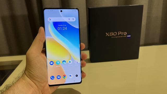 <b>vivo X80 Pro: OS, UI, aplicaţii cu un FuntouchOS cu mult fun pentru gameri, customizare</b>vivo X80 Pro vine cu Funtouch OS 12 la bord, interfaţa aplicată peste Android 12. Aduce o sumedenie de opţiuni de personalizare, dar şi multe opţiuni de utilizare cu o singură mână (poţi muta multe opţiuni şi conţinuturi spre zona de jos a ecranului)