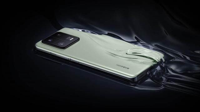 <b>Xiaomi 13 Pro este oficial! Aduce noul CPU Snapdragon 8 Gen2, are certificare IP68 și senzor foto de 1 inch </b>Duminica este o zi atipică pentru lansarea de noi telefoane, mai ales flagship-uri, dar iată că Xiaomi nu ține cont de asta și anunță astăzi seria de smartphone-uri Xiaomi 13 compusă din modelul de bază cu același nume și varianta