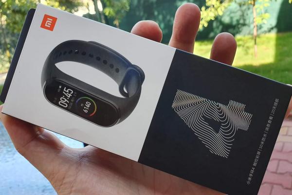 Giveaway (consumat!): Poţi câştiga un Xiaomi Mi Band 4, cea mai nouă brăţară de fitness Xiaomi