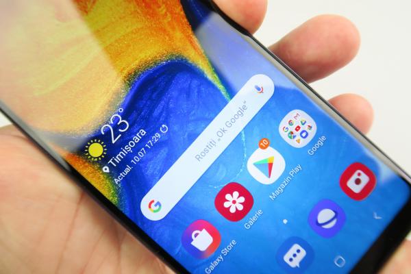 Samsung Galaxy A20e: Display TFT LCD deloc rău