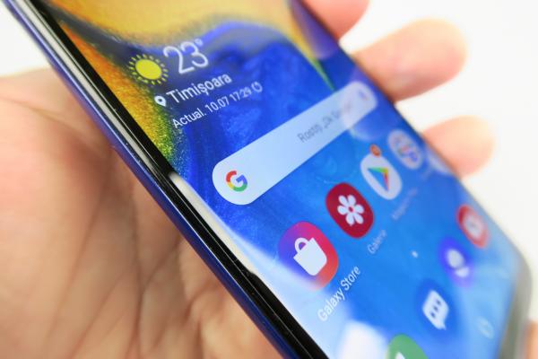 Luminozitate display Samsung Galaxy A20e și ecran văzut la microscop