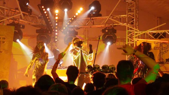 <b>Cum a fost la Summer Well 2019: streaming live 4K via 5G, decoruri feerice, tradiţii împletite cu tehnologia</b>Greu de crezut că festivalul Summer Well a împlinit 9 ani. Parcă mai ieri era prima ediţie şi parcă mai ieri mergeam prima oară la un Summer Well, în 2014, la Placebo si John Newman. Fast Forward în 2019, la Summer Well 2019, care a îmbinat tradiţia cu