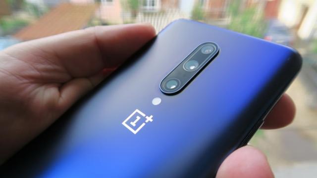 <b>OnePlus 7 Pro are un easter egg care îi deblochează wallpaper-uri; Iată cum le poţi avea şi tu</b>OnePlus 7 Pro a ieşit puţin din lumina reflectoarelor în ultima vreme, odată cu hype-ul lui Galaxy Note 10, dar acum revine printr-un easter egg interesant. Odată cu el apar şi câteva wallpaper-uri interesante pe device
