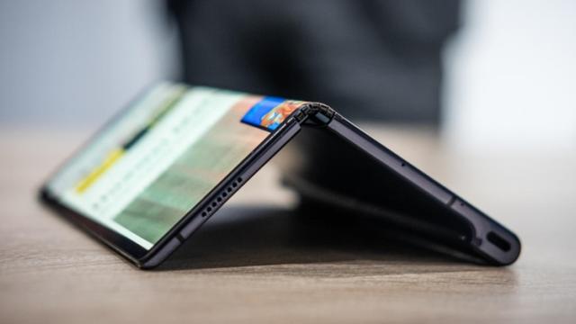 <b>Huawei Mate X a fost amânat din nou; Vine în noiembrie și se lucrează deja la Huawei Mate X2 cu extra ecrane</b>Vești proaste pentru Huawei, care părea să fie în avantgarda telefoanelor pliabile. Se pare că Mate X a fost amânat în plus, astfel că în loc să vina în septembrie, va sosi în noiembrie. Compani a confirmat decizia în cadrul unui 