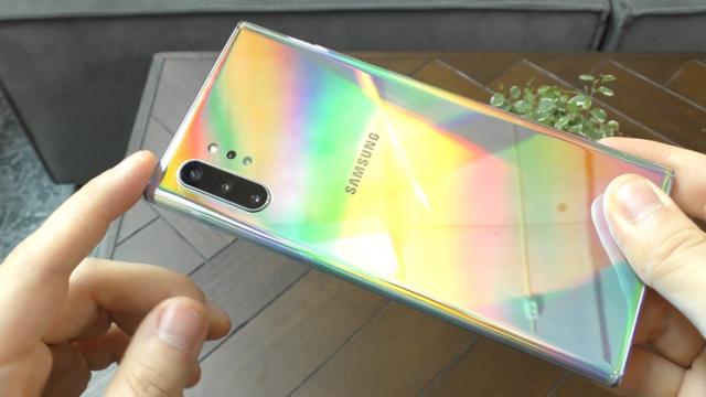 <b>Prima actualizare software pentru Samsung Galaxy Note 10 este aici și vine cu multe îmbunătățiri la pachet</b>Au mai rămas doar câteva zile până ce retailerii și operatorii din întreaga lume vor începe onorarea comenzilor pentru Note 10 și Note 10+, iar Samsung deja vine cu o actualizare pe care o veți realiza imediat ce scoateți telefonul din 