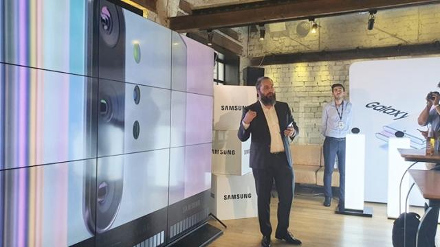 <b>Samsung Galaxy Note 10 este prezentat oficial în România, în cadrul unui eveniment restrâns și axat pe socializare</b>Dacă ne urmăriți pe Facebook, atunci știți că ieri pe data de 22 august am participat la evenimentul de lansare Samsung Galaxy Note 10 în România - prezentarea având loc într-un loc micuț și cochet din București și anume 