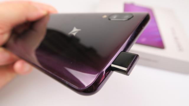 <b>Allview Soul X6 Xtreme: Cameră midrange OK, bună pentru creat amintiri pe timp de zi</b>Ştiu că o să sune ciudat, dar primul telefon cu camera pop up selfie pe care l-am văzut fizic a fost chiar Allview Soul X6 Xtreme. Asta pentru că Vivo NEX-urile n-au ajuns la noi în ţară, iar OnePlus 7 Pro a venit după. Şi Huawei abia a descoperit..