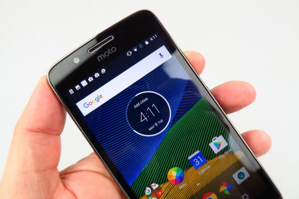 Motorola Moto G5: Design atipic pentru midrange, clasic şi modern simultan