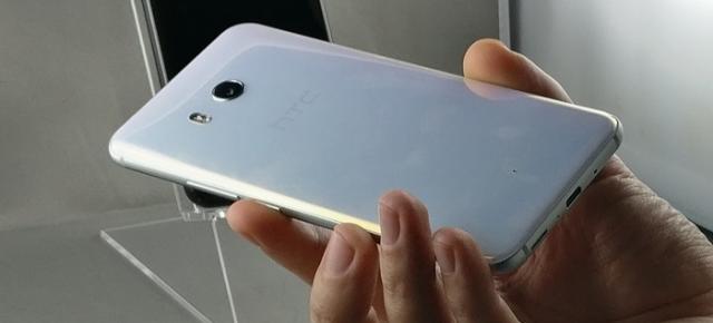 HTC U11 primeşte un benchmark AnTuTu autohton, stă mai bine decât Galaxy S8; Telefonul debutează oficial în România