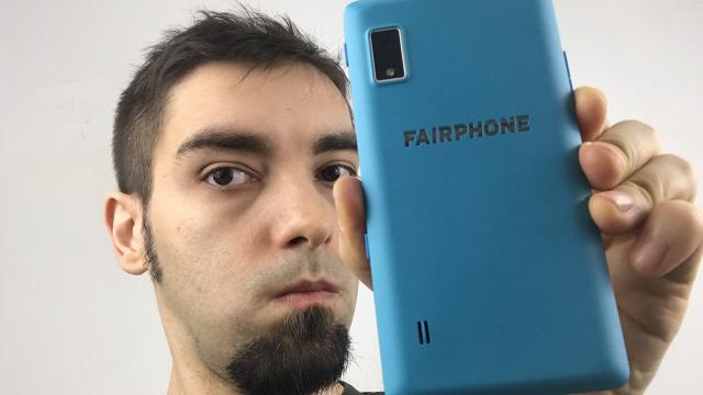 <b>FairPhone 2 Prezentare: un telefon cu adevărat modular, pe care îl desfaci/repari după pofta inimii, fabricat fără materiale controversate (Video)</b>Astăzi vă prezentăm un smartphone ceva mai diferit, unul modular numit Fairphone 2 care tocmai ce a ajuns pe masa noastră de teste. Terminalul de față este unul cu adevărat modular pe care îl putem desface sau repara după pofta inimii oricând dorim fără