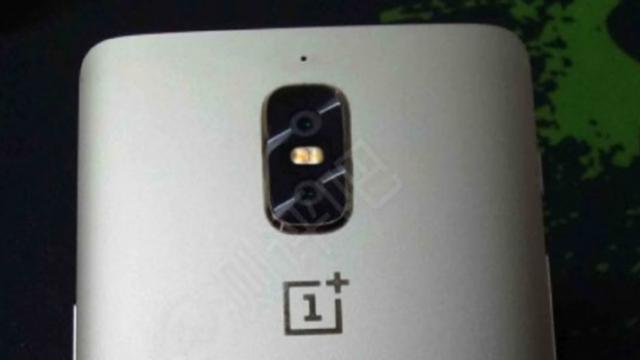 <b>OnePlus 5 are numele, procesorul Snapdragon 835, scannerul de amprente frontal şi jack-ul audio confirmate</b>Flagship-ul verii 2017 va fi cu siguranță OnePlus 5, un terminal care are astăzi confirmate atât numele, procesorul Snapdragon 835, scanner-ul de amprente plasat, dar și jack-ul audio de 3.5 mm. Este de apreciat faptul că OnePlus nu trece la moda fără 
