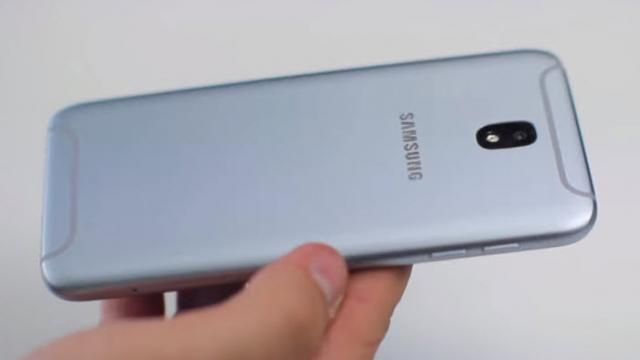 <b>Samsung Galaxy J5 (2017) şi Galaxy J7 (2017) primesc mini recenzii hands-on în Rusia, apar pe site-ul oficial Samsung (Video)</b>Samsung Galaxy J5 (2017) şi Galaxy J7 (2017) sunt două dintre cele mai aşteptate telefoane ale mijlocului de an şi asta pentru că Galaxy J5 (2016) a fost un best seller. Am văzut benchmark-uri, apariţii la FCC şi alte scăpări pentru terminale, iar acum..