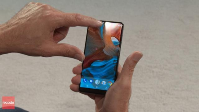 <b>Essential Phone este prezentat hands-on chiar de creatorul său, Andy Rubin; telefonul se lansează comercial în iunie (Video)</b>În cadrul conferinței Recode Code 2017, cei de la Recode au avut șansa de a-i lua un interviu chiar lui Andy Rubin, creatorul lui Android și mai nou creatorul lui Essential Phone. V-am povestit ieri într-un articol detaliat totul despre 