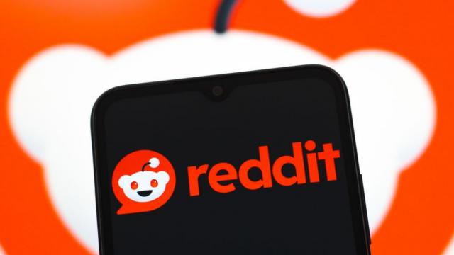 <b>Sfârșitul anonimatului pe Reddit? Planurile companiei vizează verificarea identității utilizatorilor</b>Când Discord a anunțat că va începe verificarea vârstei utilizatorilor, internetul a luat „foc” de-a binelea, mișcarea fiind criticată dur. Între timp, planurile au fost amânate, mai ales că mulți utilizatori au căutat alternative precum TeamSpeak