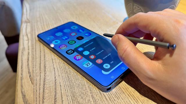 <b>De ce nu vedem magneți în stil MagSafe pe Galaxy S26 Ultra? Nici Galaxy S27 Ultra nu pare să primească această funcționalitate</b>Samsung pare că își temperează planurile pentru o schimbare majoră a S Pen-ului, cel puțin în cazul viitorului Galaxy S27 Ultra. Ne-am întrebat încă de la debut de ce nu a adus Samsung magneți în stil „MagSafe” pe telefoanele sale din seria Galaxy S26