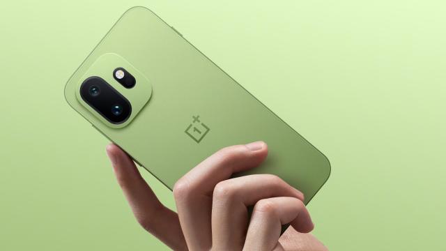 <b>OnePlus 15T este oficial cel mai performant smartphone compact din lume! Are CPU Snapdragon 8 Elite Gen5, baterie de 7500 mAh într-un format mignon</b>OnePlus își extinde portofoliul în zona flagship-urilor compacte prin lansarea noului OnePlus 15T, un model care pune accent pe echilibrul dintre dimensiuni reduse și specificații de top. Dispozitivul vine cu un ecran de 6.32 inci, hardware de ultimă