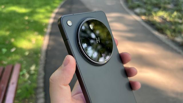 <b>OPPO detaliază camera periscop telephoto cu zoom optic 10x de pe Find X9 Ultra; Promite și capturi 20x foarte clare</b>Ne mai desparte doar puțin timp până la debutul lui OPPO Find X9 Ultra, flagship-ul care marchează revenirea zoom-ului optic 10x pe bune și nu "calitate la nivel de zoom optic 10x" precum se poartă mai nou. De la Galaxy S23 Ultra 