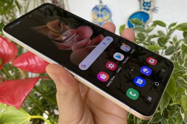 Samsung Galaxy Z Flip 3 5G: Display pliabil cu extra refresh rate, Cover Screen mai mare