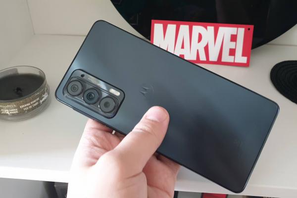 Motorola Edge 20: Design angular, ecran plat și adio muchii curbate