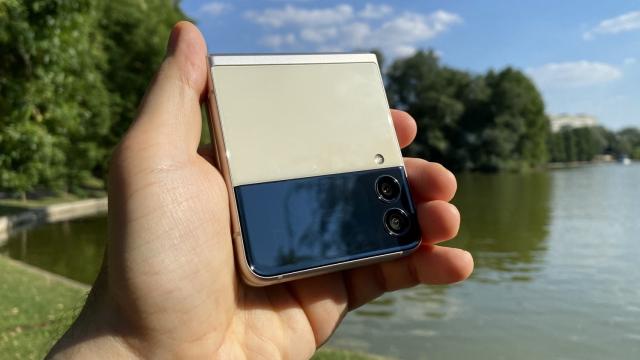<b>Samsung Galaxy Z Flip 3 5G Review detaliat în limba română (Evaluare Mobilissimo)</b>Samsung a prezentat pe 11 august cele mai noi telefoane pliabile ale sale, Samsung Galaxy Z Flip 3 5G şi Samsung Galaxy Z Fold 3 5G, care plusează la certificare IP şi refresh rate faţă de predecesori. În acest material ne ocupăm de recenzia telefonului