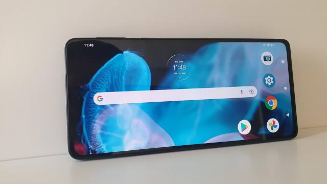 <b>Motorola Edge 20: Benchmark-uri la nivel de flagship last-gen</b>Pe smartphone-ul Edge 20 cei de la Motorola au ales să integreze noul cipset octa-core care face senzație în zona mid-range și anume Qualcomm Snapdragon 778G 5G, un procesor octa-core dezvoltat pe seama procesului de 6nm 
