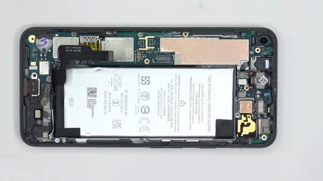 <b>Google Pixel 5a 5G primește nota 5 pentru ușurința de reparare; Iată disecția sa video</b>Cel mai nou telefon lansat de către Google este super-high-midrange-ul Pixel 5a 5G. El vine după un Pixel 4a și aduce îmbunătățiri în ceea ce privește construcția și capacitatea bateriei. El vine cu un display mai mare, de 6.34 inch, are certificare IP67
