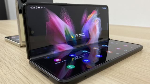 <b>Samsung Galaxy Z Fold 3 5G: Display-uri cu refresh rate mai pregătit de jocuri</b>Samsung Galaxy Z Fold 3 5G vine ca şi predecesorii săi cu două ecrane: unul principal, care se pliază pe mijloc şi unul extern, un Cover Screen. Diagonalele au rămas în mare neschimbate de la Z Fold 2, doar că panourile sunt noi şi cu refresh mai mare