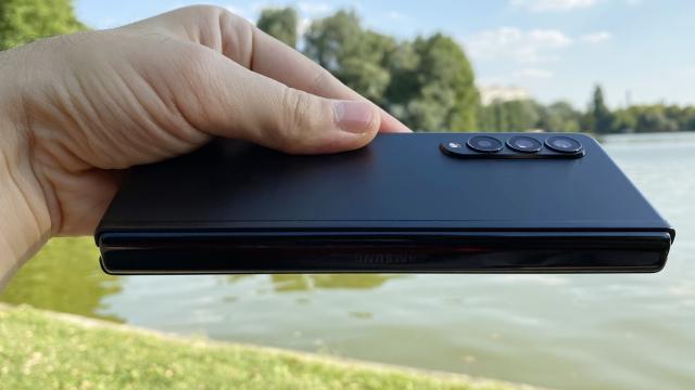<b>Samsung Galaxy Z Fold 3 5G: Hardware de Z Fold 2 + 15% şi 4 mari upgrade-uri</b>Samsung Galaxy Z Fold 3 5G păstrează destul de multe dintre elementele predecesorului său şi aduce fix 4 noutăţi importante. Altminteri are aceleaşi diagonale pentru ecrane (de fapt cel extern e cu 0.03 inch mai mic), bateria e cu 100 mAh mai mică