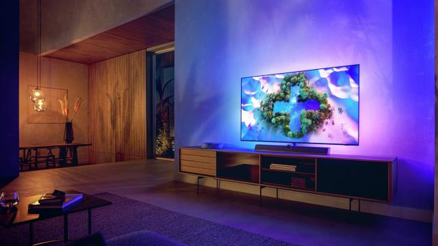 <b>Philips TV își mărește portofoliul cu două noi serii premium OLED+ realizate în colaborare cu Bowers & Wilkins</b>Philips a lansat recent două noi modele de televizoare premium OLED+. Acestea sunt realizate în colaborare cu Bowers & Wilkins, aducând o experiență audio-video inedită. Astfel, Philips OLED+986 și OLED+936 au debutat oficial pentru public