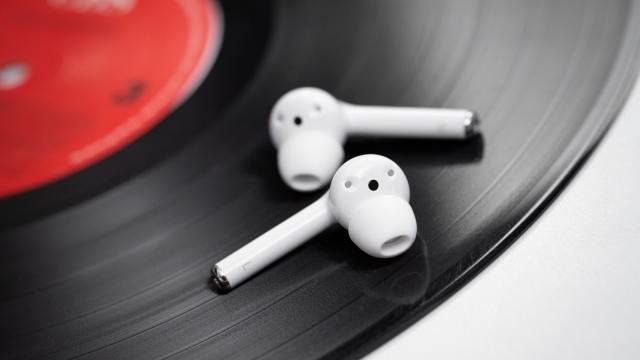 <b>Căștile Honor FlyPods 3, cu sistem Dual ANC, primesc o reducere specială pe TomTop + livrare gratuită din depozit european</b>Revenim astăzi cu o nouă recomandare din partea celor de la TomTop. De această dată este vorba despre căștile Honor FlyPods 3 pe care cei interesați le pot achiziționa în această perioadă la reducere. Ele vin din depozitul european aflat în Germania