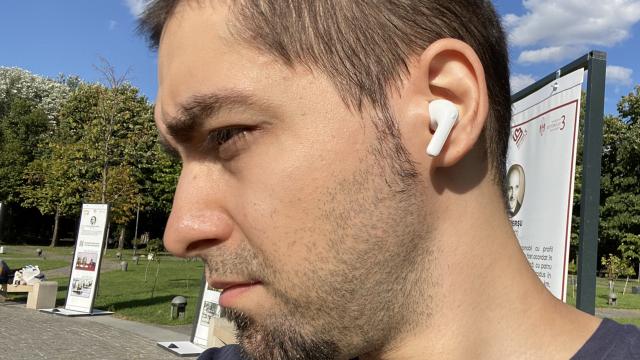 <b>LG Tone Free HBS FN7 Review: căşti curăţate cu ultraviolete, cu anulare de zgomot avansată, acustică de la Meridian </b>A venit momentul să mai testăm şi nişte căşti, după atâtea telefoane, tablete, laptopuri şi ceasuri. De această dată am testat unele ceva mai premium, care pe lângă aspectul acustic plusează pe partea de igienă. LG Tone Free HBS FN7 au şi particula
