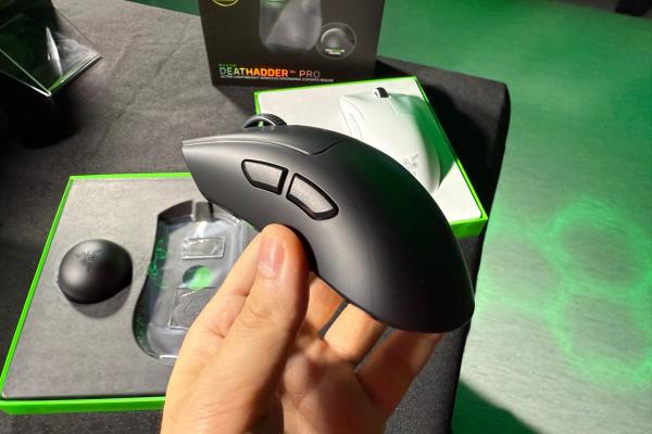 Razer DeathAdder V4 Pro - Fotografii