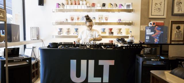 Sony a testat boxele ULT în spații urbane din București; patru cafenele au găzduit seria Bass Therapy, cu DJ-i și evenimente de zi