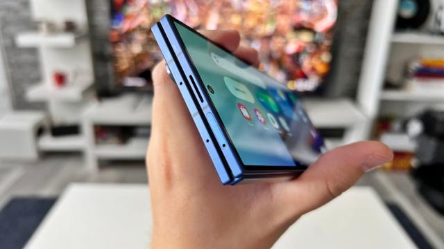 <b>Samsung Galaxy Z Fold7: Acustică stereo cu o surpriză în partea de sus, dar fără recorduri la volum</b>Samsung Galaxy Z Fold7 are, ca şi predecesorul său un set de difuzoare stereo tunate de AKG, doar că emisia de sunet este inedită. Avem un decupaj de speaker şi jos, dar şi sus, separat de difuzorul de convorbiri, care contribuie şi el la