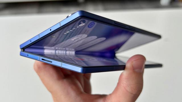 <b>Samsung Galaxy Z Fold7: Baterie care nu umblă la mAh, dar care câștigă extra ore de playback video</b>Trecem la capitolul baterie pe Galaxy Z Fold7 și cu toate că ne-am fi dorit un upgrade și la acest capitol, din păcate nu se schimbă nimic aici, nici în materie de mAh, de încărcare rapidă pe fir sau wireless. Lucrăm cu aceeași unitate 