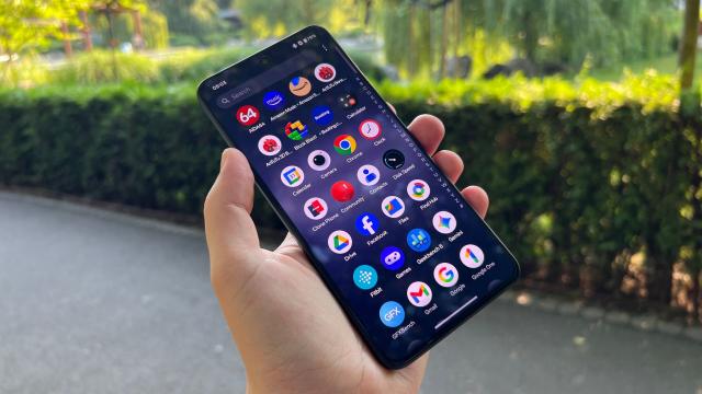<b>OnePlus Nord CE5: Display ca de flagship, calcă pe urmele lui OnePlus 13 ca luminozitate, minus LTPO</b>OnePlus Nord CE5 îți sugerează după denumire faptul că este mai jos decât un mid-range ca dotări, dar în realitate avem echipări ce ar face gelos și un flagship, iar aici mă refer la display. Poate că nu este un LTPO, acesta fiind singurul 