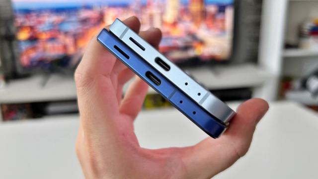 <b>Samsung Galaxy Z Flip7: Acustica o idee peste predecesor, atenţie la înalte</b>Samsung Galaxy Z Flip7 are, aidoma predecesorului său un set de difuzoare stereo, tunate de AKG. Jos, în dreapta portului USB-C se află cel principal, iar sus găsim earpiece-ul pentru convorbiri, care preia şi rolul de difuzare a înaltelor