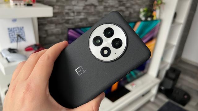 <b>OnePlus 13 și 13R primesc funcția AI „Plus Mind”; Update-ul se livrează treptat</b>OnePlus tocmai a început distribuirea globală a funcției „Plus Mind”, un AI personal gândit să te ajute să gestionezi volumul tot mai mare de informație digitală. Update-ul ajunge în această perioadă pe OnePlus 13 și 13R, iar important de menționat