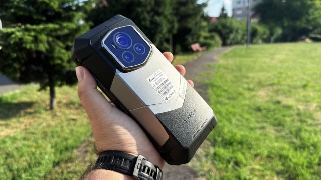 <b>Prezentare FOSSiBOT F107 Pro: Smartphone-ul robust care te va face să te simți ca un „spion pe timp de noapte”, cu baterie MASIVĂ de 28.000 mAh și lanternă LED integrată</b>2025 ne-a adus o nouă tendință în lumea smartphone-urilor: terminalele ultra-subțiri, cu corpuri de sub 6-7 mm în talie. Cu toate acestea, azi vorbim despre un telefon complet diferit, ce merge spre o altă extremă. FOSSiBOT F107 Pro măsoară 39.95 mm
