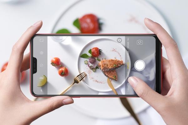 Oppo F7 este un nou selfie-phone ce vine echipat cu o cameră frontală de 25 megapixeli