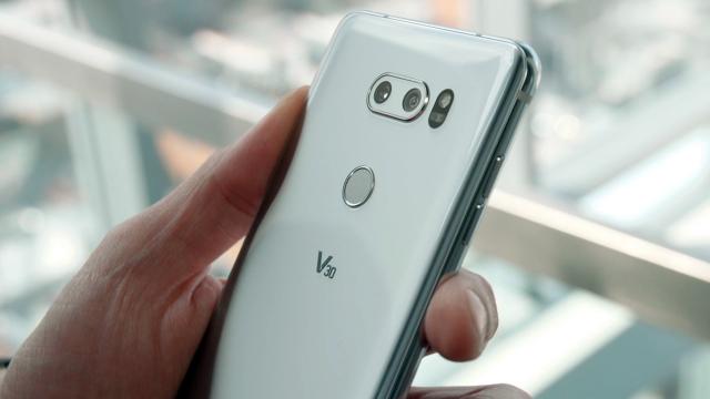 <b>LG V30 ar putea sosi la un preţ la fel de mare ca flagship-urile de toamnă, judecând după suma practicată în UK</b>LG V30 ar putea fi cel mai atractiv telefon produs de LG până acum, atât ca design, cât şi ca funcţionalitate, deci nu e o coincidenţă că LG va practica un preţ premium pentru el. Spre exemplu tocmai am aflat că în Marea Britanie terminalul va costa 800..