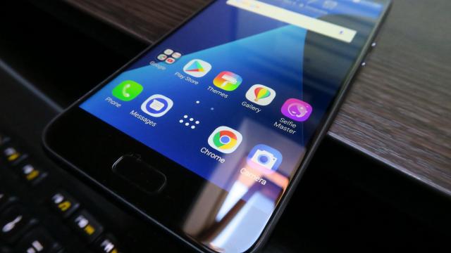 <b>ASUS ZenFone 4 (ZE554KL) Review</b>A venit şi momentul recenziei lui ASUS ZenFone 4, după ce am luat contact cu terminalul în premieră luna trecută, la debutul sau în zona EMEA, în cadrul unui eveniment organizat la Roma. Noi am testat versiunea ASUS ZenFone 4 (ZE554KL), o varianta..