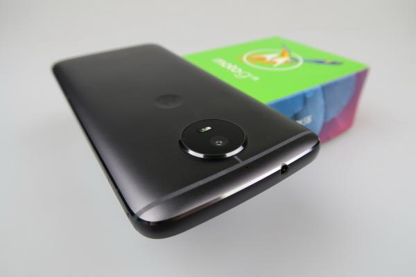 Motorola Moto G5s Unboxing: scoatem din cutie un telefon midrange cu corp metalic și cameră selfie cu blitz (Video)