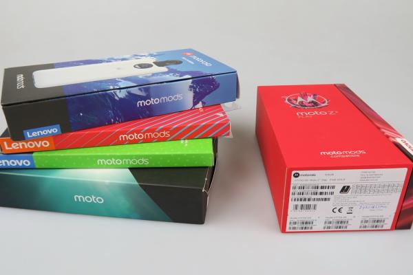 Prezentare module Moto Mods pe Moto Z2 Play: Moto 360 Camera, Moto Turbo Power, Insta Share Projector şi Style Shells (Video)