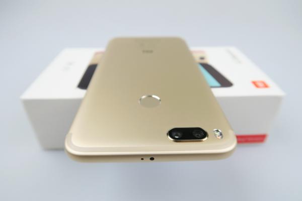 Xiaomi Mi A1 Unboxing: scoatem din cutie prima tentativă de telefon cu Android stock de la Xiaomi; Vine cu Android One, cameră duală (Video)