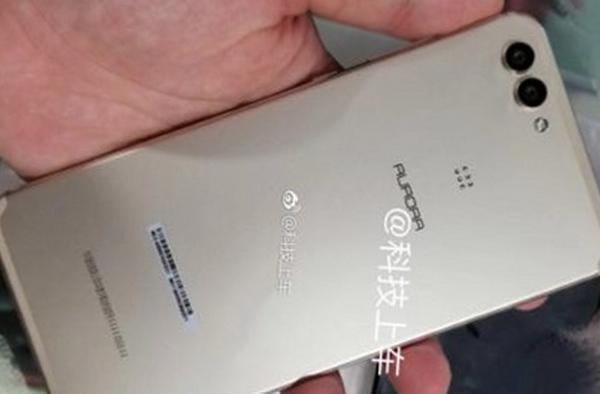 Huawei P11 apare în fotografii bandon deja, sub formă de prototip; Vine cu cameră duală ieşită în relief şi corp metalic