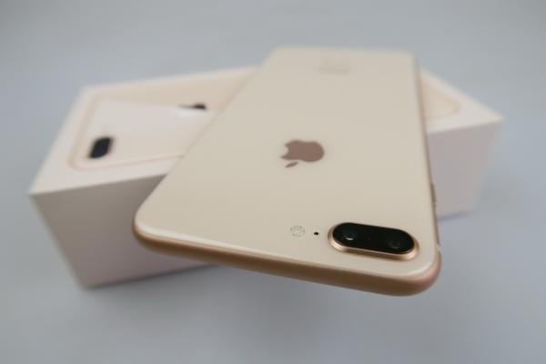 Apple iPhone 8 Plus: Design de mamut, colos, gigant, dar unul bine clădit