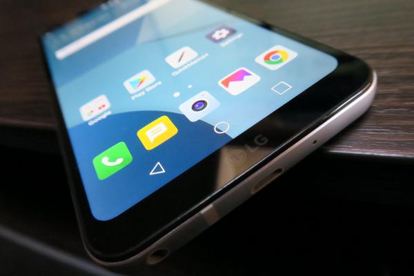 LG Q6: OS, UI, aplicaţii - Android 7.1.1 şi LG UX fac o echipă elegantă